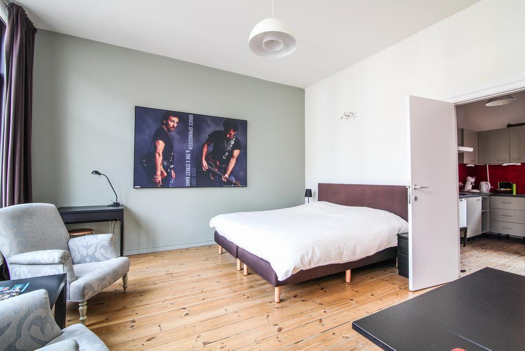 Because The Night City Lodge Antwerpen Szoba fotó