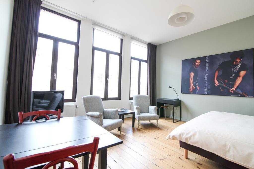 Because The Night City Lodge Antwerpen Szoba fotó